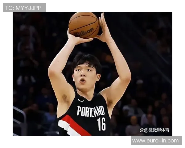 开拓者全员亮相签名明信片 利拉德杨瀚森中文签名吸引球迷关注