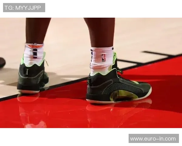 克拉克森新赛季首套球员通道穿搭解析型男魅力十足引领潮流