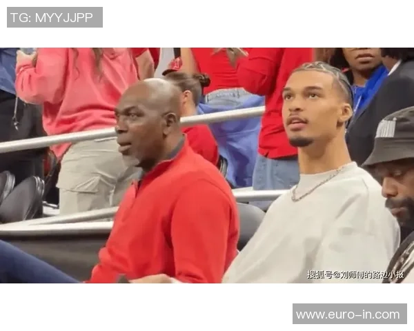 名记点评文班精彩表现 奥拉朱旺在某地自豪微笑显现对新星的欣赏 名记点评文班精彩表现 奥拉朱旺在某地自豪微笑显现对新星的欣赏